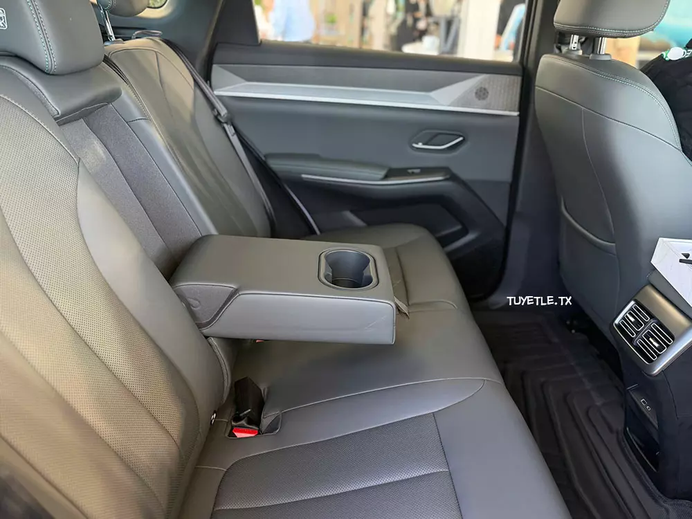 Hàng ghế sau khá rộng rãi của BYD Sealion 5