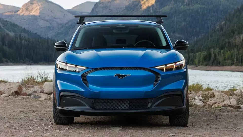 Ford Mustang Mach-E Trail 2027 có thêm các chi tiết màu đen Carbon Black trên cản trước