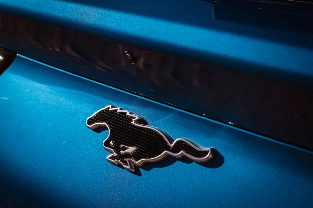 Logo ngựa chồm màu đen của Ford Mustang Mach-E Trail 2027