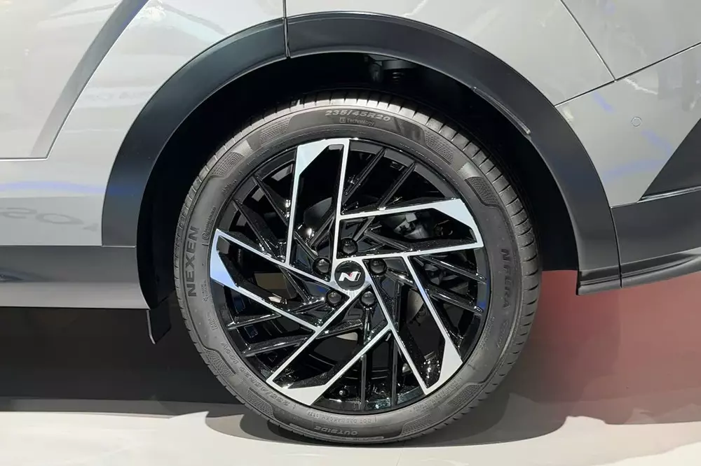 Hyundai Tucson N Line 2027 được trang bị mâm 20 inch phối 2 màu Hyundai Tucson N Line 2027 được trang bị mâm 20 inch phối 2 màu