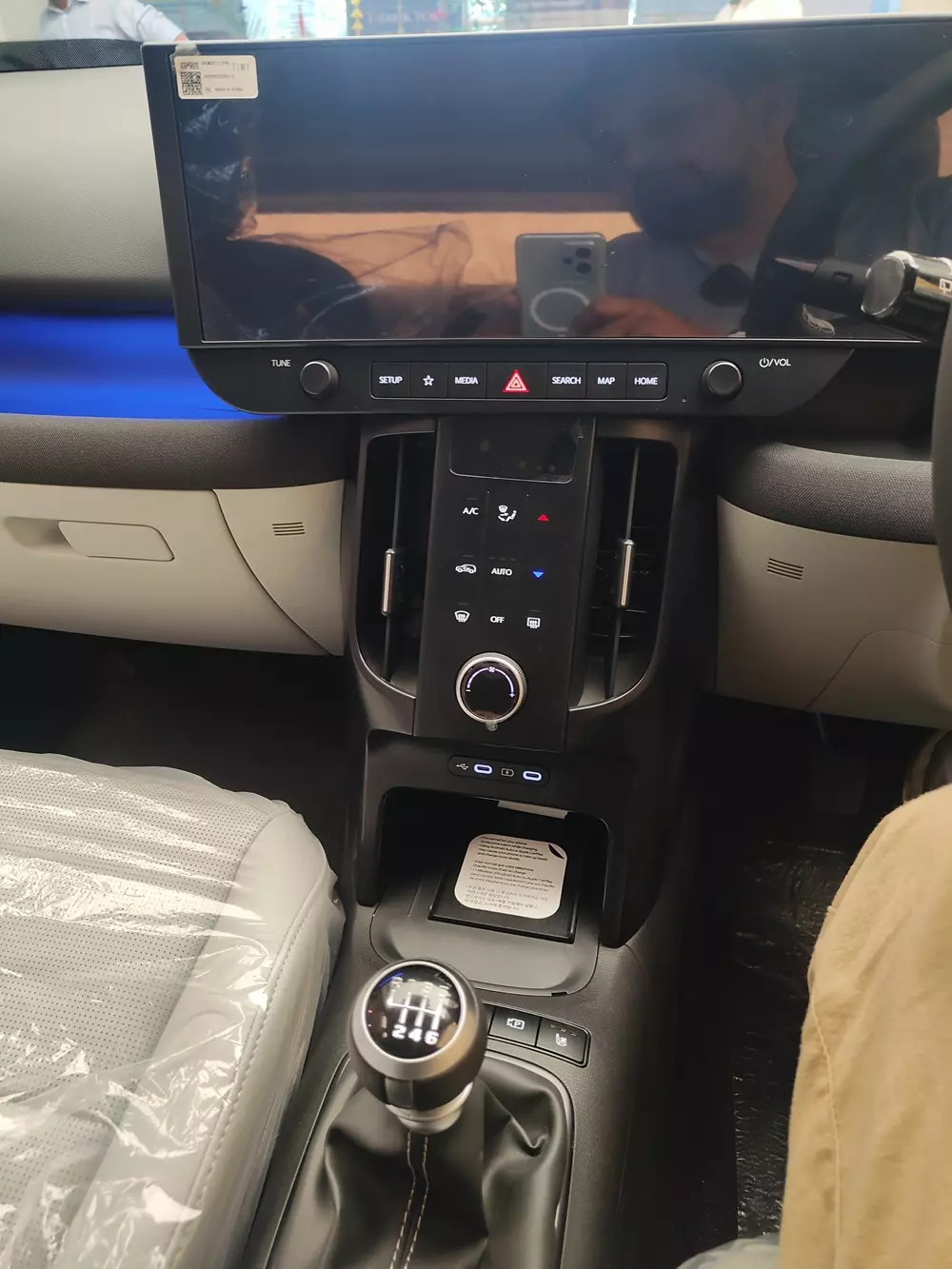 Các nút bấm vật lý nằm bên dưới màn hình trung tâm của Hyundai Bayon