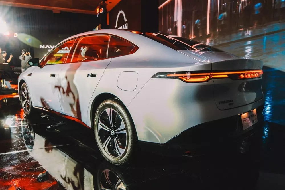 Nissan Primera EV có thể chạy 500 km sau một lần sạc