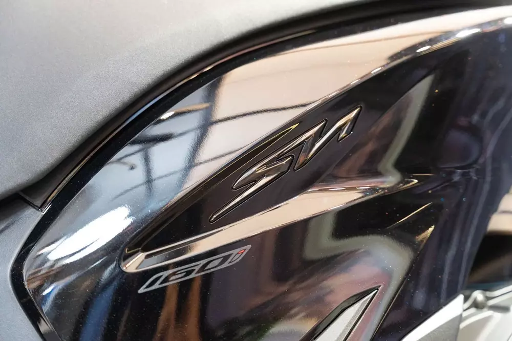 Logo SH mạ crôm màu tối của Honda SH160i và 125i 2027 Logo SH mạ crôm màu tối của Honda SH160i và 125i 2027