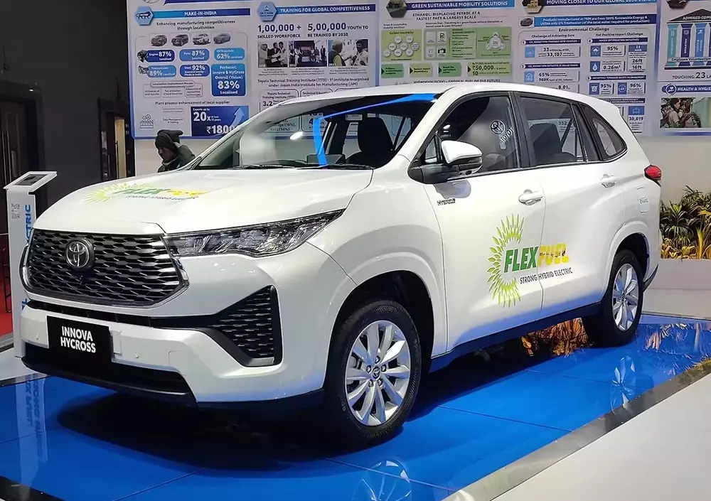 Nguyên mẫu Toyota Innova Cross dùng động cơ hybrid nhiên liệu linh hoạt được trưng bày tại Ấn Độ vào năm 2023.