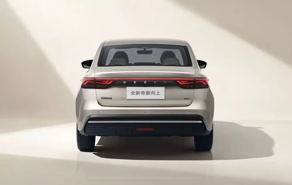 Geely Emgrand 2027 màu vàng