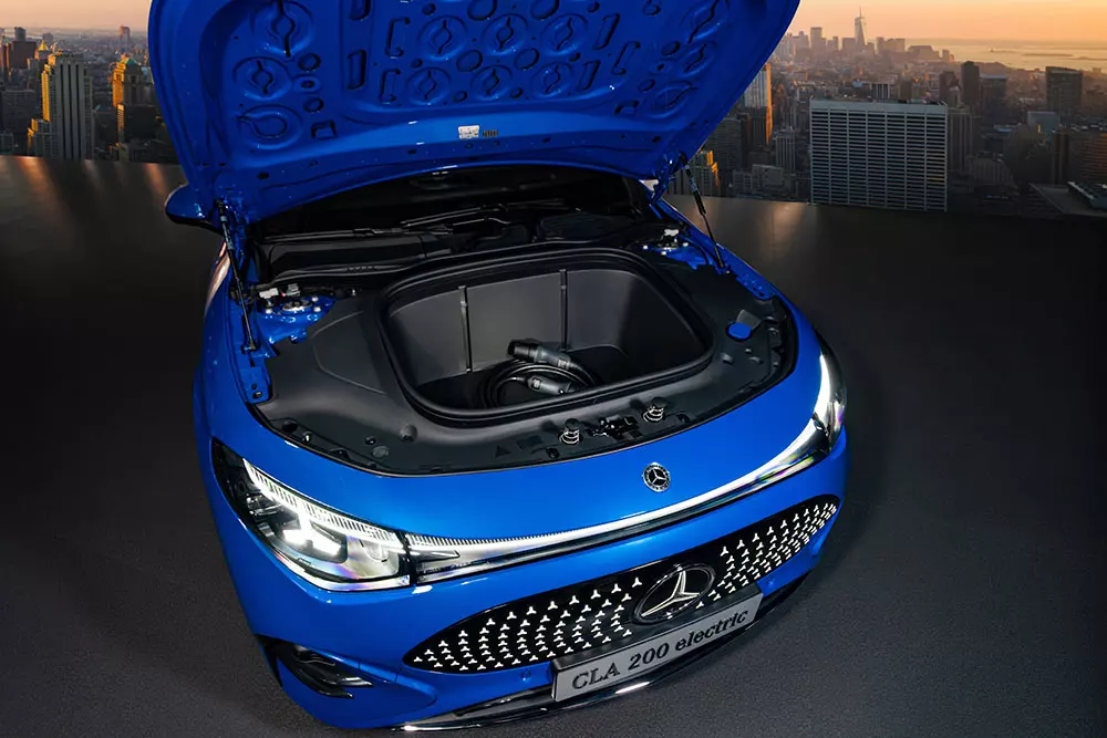 Bên dưới nắp ca-pô của Mercedes-Benz CLA 200 electric là ngăn chứa đồ 101 lít Bên dưới nắp ca-pô của Mercedes-Benz CLA 200 electric là ngăn chứa đồ 101 lít
