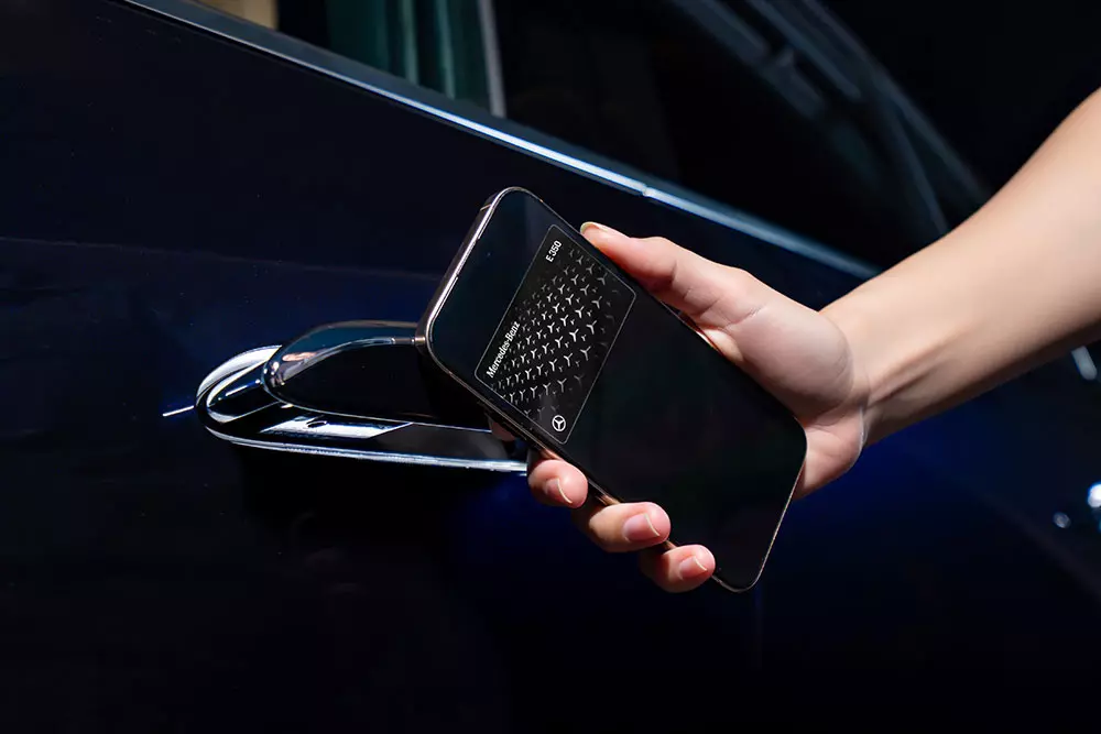 Mercedes-Benz E 350 e sở hữu tính năng chìa khóa kỹ thuật số