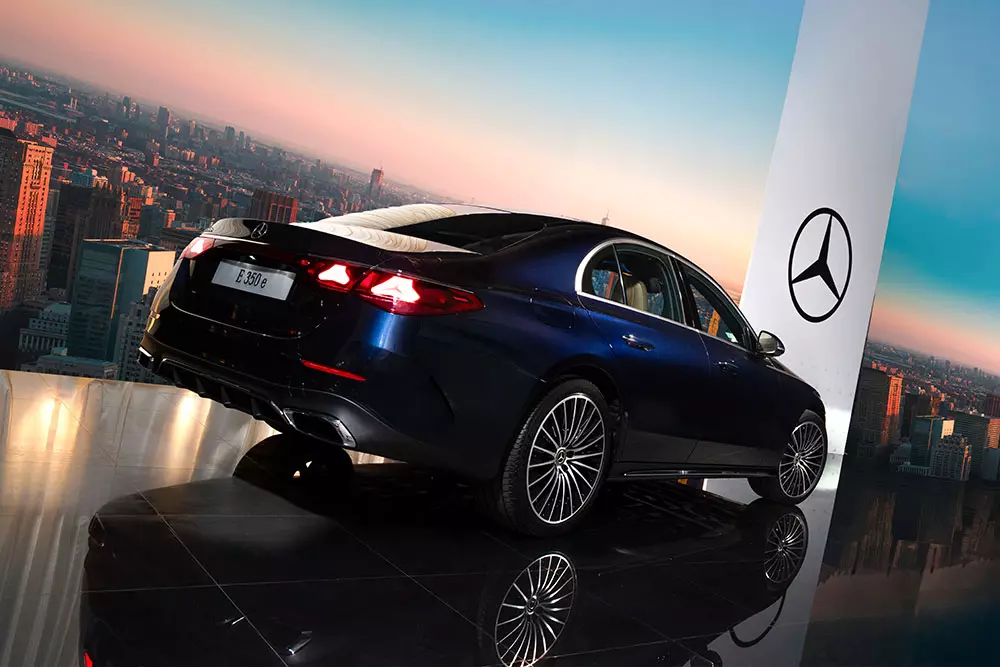 Mercedes-Benz E 350 e tiêu thụ 1,98 lít xăng/100 km