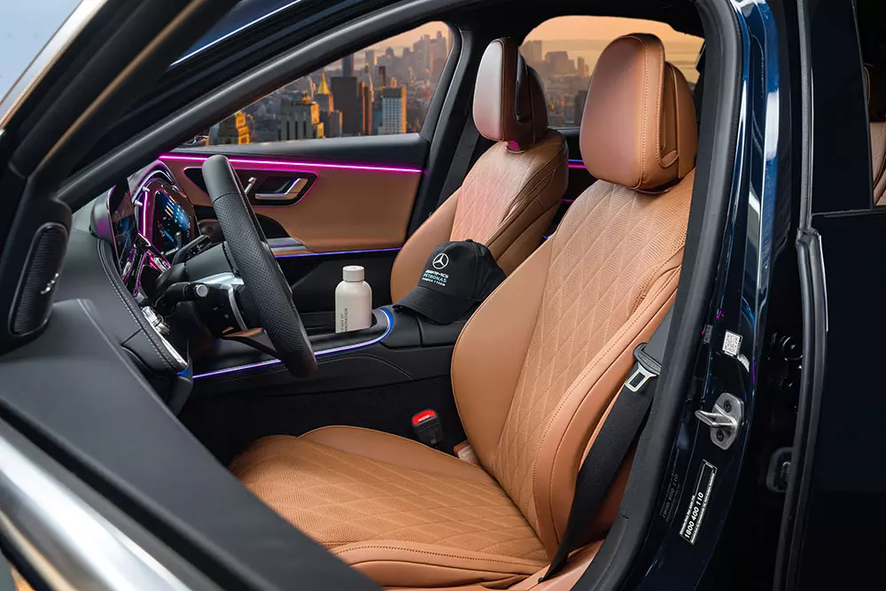 Mercedes-Benz E 350 e được trang bị ghế trước chỉnh điện, thông gió, hỗ trợ tựa lưng và nhớ vị trí