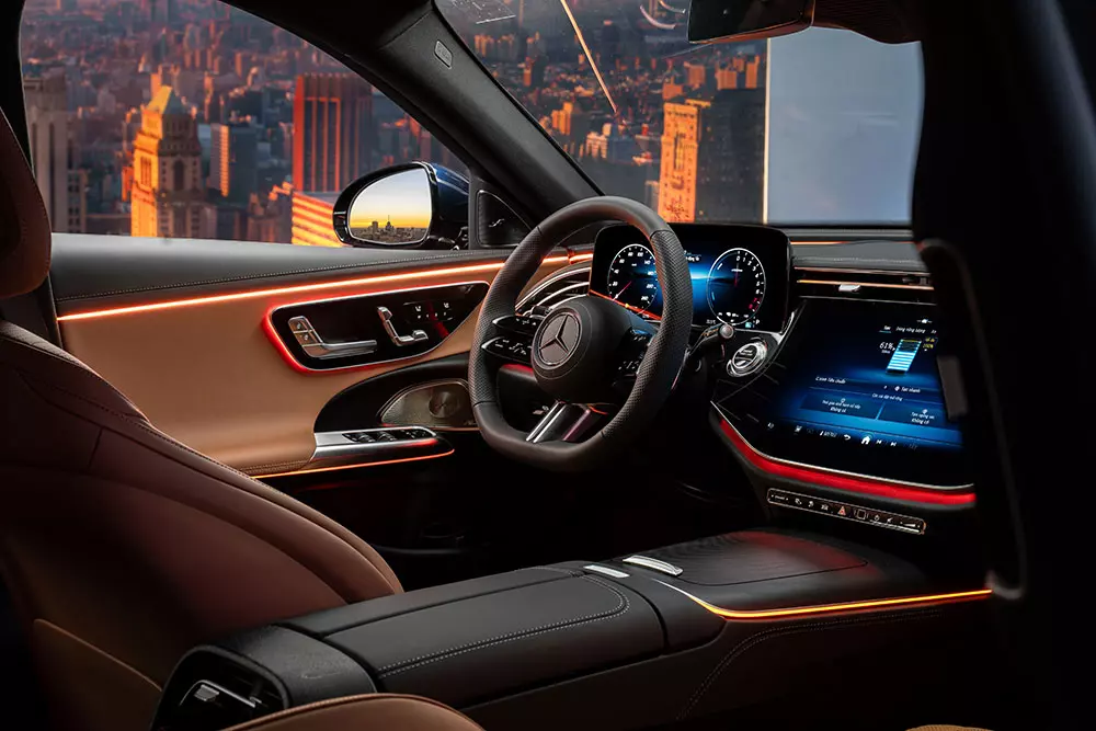 Khoang lái thể thao và tiện nghi bên trong Mercedes-Benz E 350 e