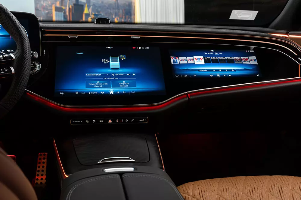 Mercedes-Benz E 350 e sở hữu màn hình MBUX Superscreen trải dài trên mặt táp-lô