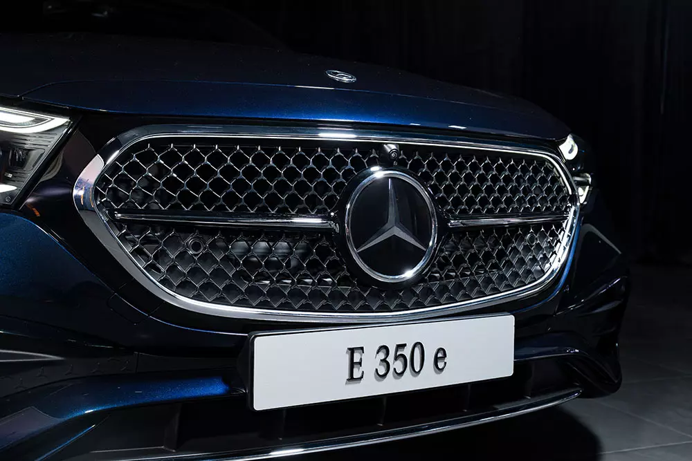 Mercedes-Benz E 350 e được trang bị lưới tản nhiệt có viền phát sáng