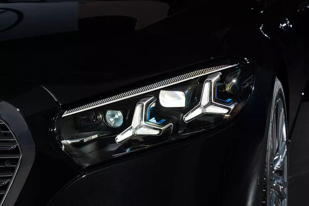 Mercedes-Benz S-Class 2027 được trang bị cụm đèn pha LED kỹ thuật số