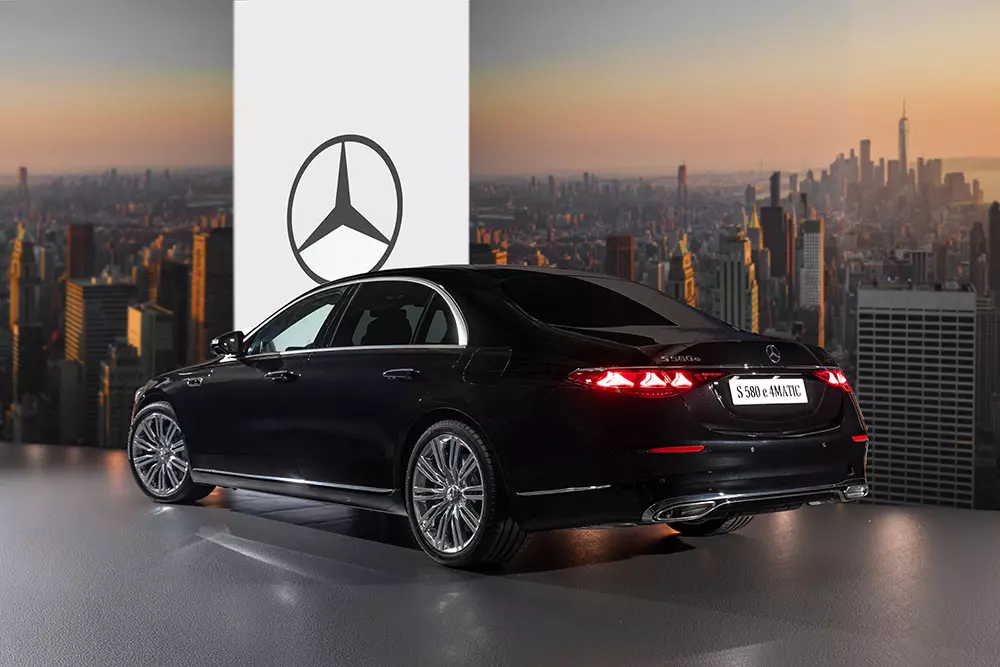 Cụm đèn hậu với đồ họa ngôi sao 3 cánh của Mercedes-Benz S-Class 2027.