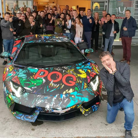 Siêu xe Lamborghini Aventador được chủ nhân dán đổi màu Graffiti ấn tượng