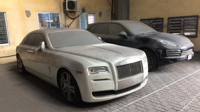 Rolls-Royce Ghost đỗ cùng Porsche Cayenne với ngoại thất đóng bụi dày đặc khiến cư dân mạng ngao ngán phí của giời