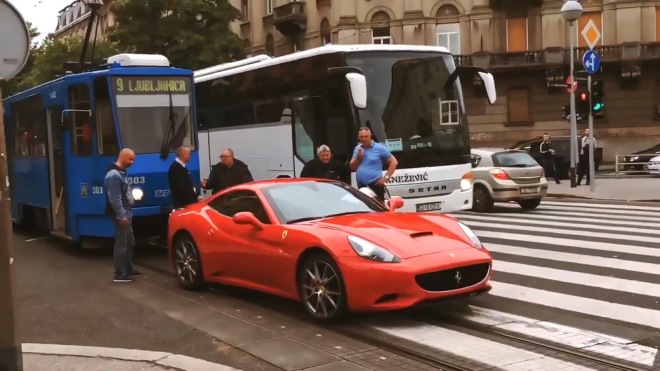 Chuyện hy hữu, siêu xe Ferrari California hết xăng trên đường gây ùn tắc giao thông