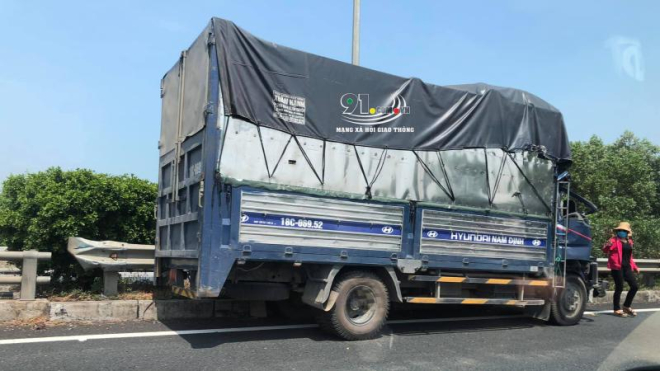 Chiếc ô tô tải tại hiện trường vụ tai nạn