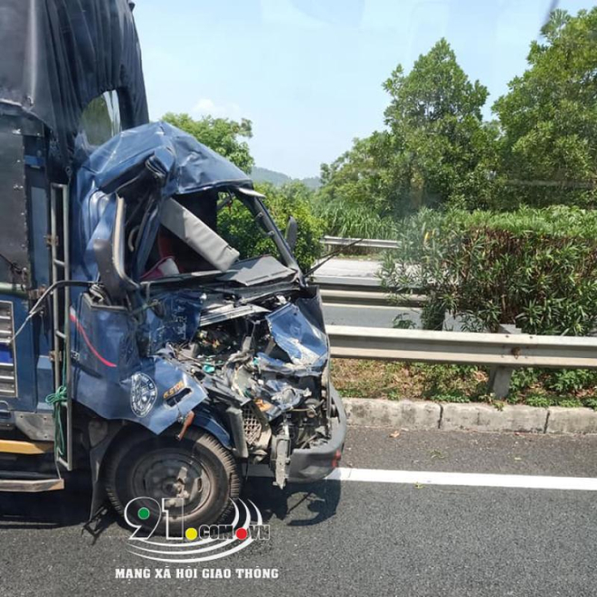 Phần khoang lái của chiếc ô tô tải bẹp dúm