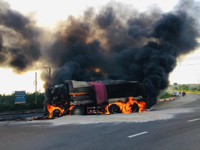 Tài xế xe ben và con nhỏ được cho tử vong trong khoang lái Tài xế xe ben và con nhỏ được cho tử vong trong khoang lái