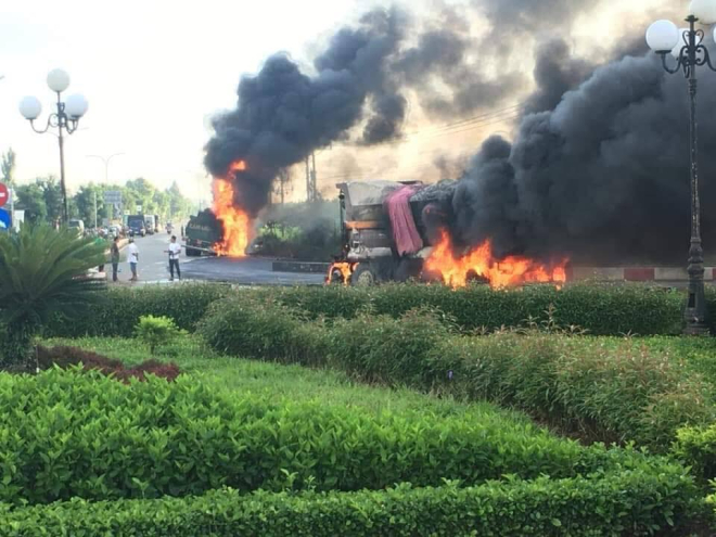 Xe bồn và xe ben chở cát cháy như đuốc sau tai nạn kinh hoàng Xe bồn và xe ben chở cát cháy như đuốc sau tai nạn kinh hoàng