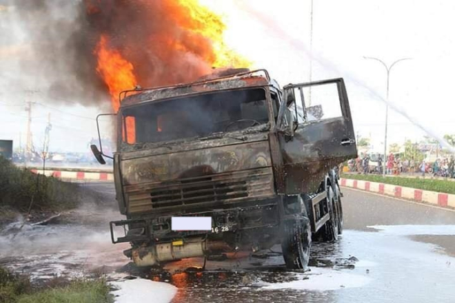 Chiếc xe bồn bị lửa thiêu rụi Chiếc xe bồn bị lửa thiêu rụi