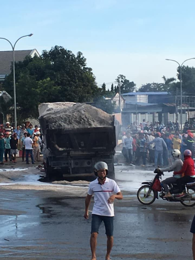 Rất đông người dân theo dõi vụ tai nạn Rất đông người dân theo dõi vụ tai nạn