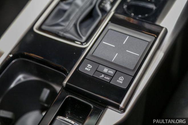 Touchpad nằm cạnh cần số trên cụm điều khiển trung tâm