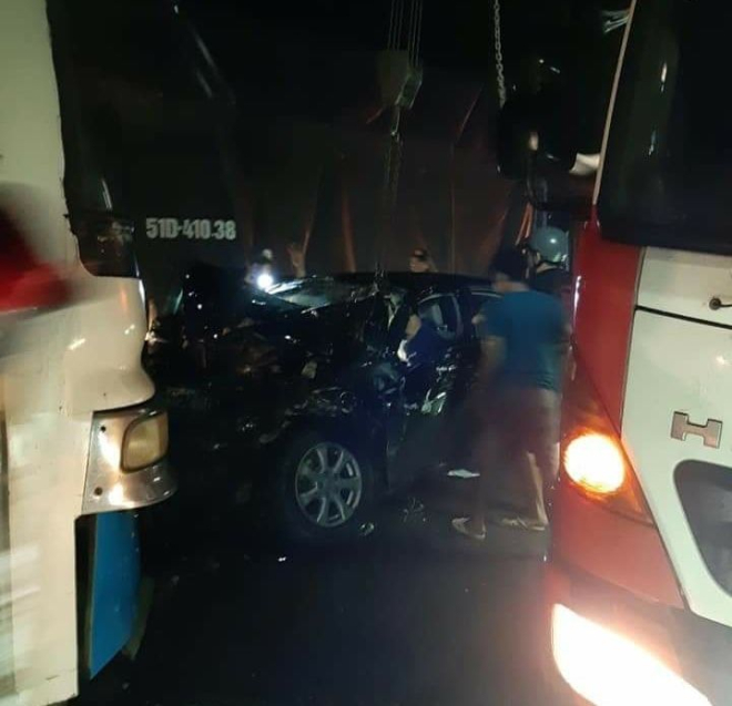 Hiện trường vụ tai nạn giữa chiếc Toyota Camry và xe chở công nhân