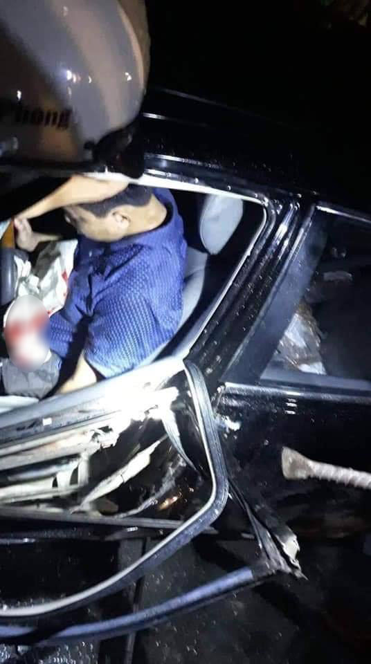 Ông Nguyên bất tỉnh và mắc kẹt bên trong chiếc Toyota Camry