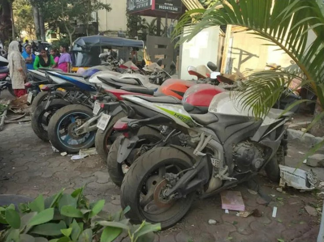 Có vẻ như những chiếc mô tô này đã bị bỏ lại đây khá lâu Có vẻ như những chiếc mô tô này đã bị bỏ lại đây khá lâu