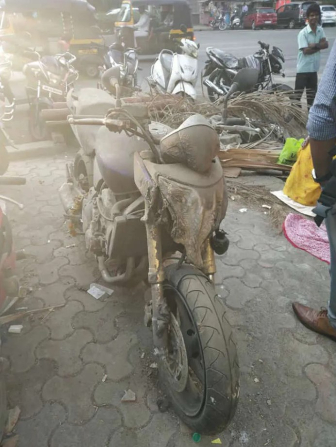 Chiếc Yamaha FZ-1 bị hư hỏng đầu đèn do tai nạn Chiếc Yamaha FZ-1 bị hư hỏng đầu đèn do tai nạn