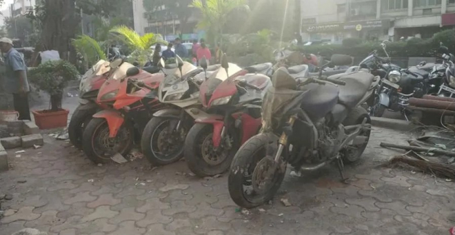 Dàn xe mô tô được giữ trước một trụ sở cảnh sát ở Ấn Độ Dàn xe mô tô được giữ trước một trụ sở cảnh sát ở Ấn Độ