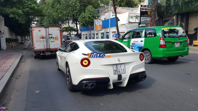 Phan Thành cho siêu xe Ferrari F12 Berlinetta về garage sau 1 tiếng đi dạo