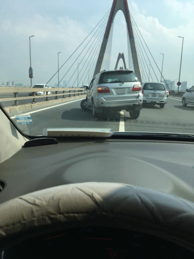 Chiếc Toyota Fortuner bị gãy trục trước sau cú va chạm Chiếc Toyota Fortuner bị gãy trục trước sau cú va chạm