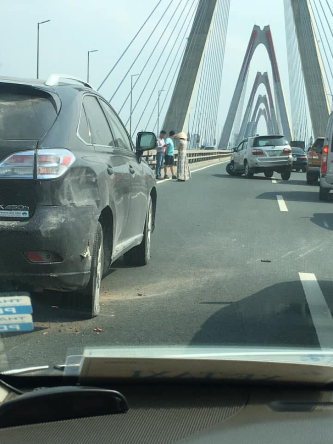 Chiếc Lexus RX450 bị biến dạng ở góc đuôi xe bên phải Chiếc Lexus RX450 bị biến dạng ở góc đuôi xe bên phải