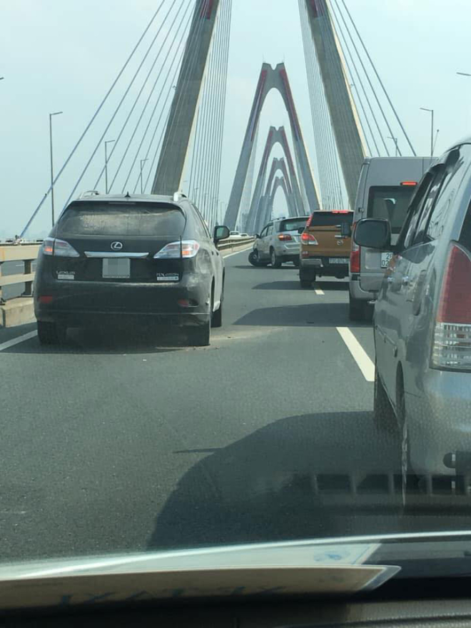 Hiện trường vụ tai nạn giữa chiếc Lexus RX450 và Toyota Fortuner trên cầu Nhật Tân Hiện trường vụ tai nạn giữa chiếc Lexus RX450 và Toyota Fortuner trên cầu Nhật Tân