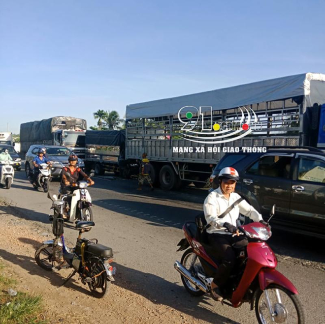 Hiện trường vụ tai nạn của 2 xe tải trên Quốc lộ 1A vào sáng nay Hiện trường vụ tai nạn của 2 xe tải trên Quốc lộ 1A vào sáng nay