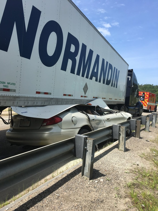 Chiếc ô tô con bị biến dạng hoàn toàn sau vụ tai nạn