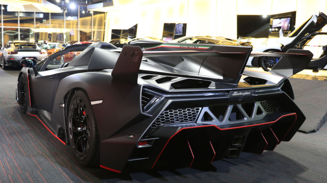  Lúc mới ra mắt, siêu xe Lamborghini bán Veneno Roadster có giá bán 4,5 triệu đô la cho mỗi chiếc 