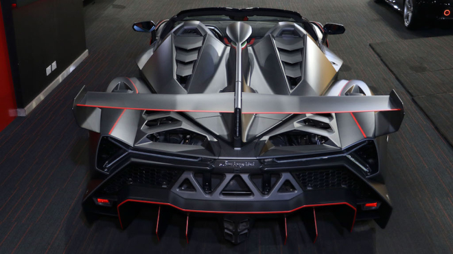 Chiếc siêu xe Lamborghini Veneno Roadster này chỉ mới lăn bánh 85 km, gần như mới toanh