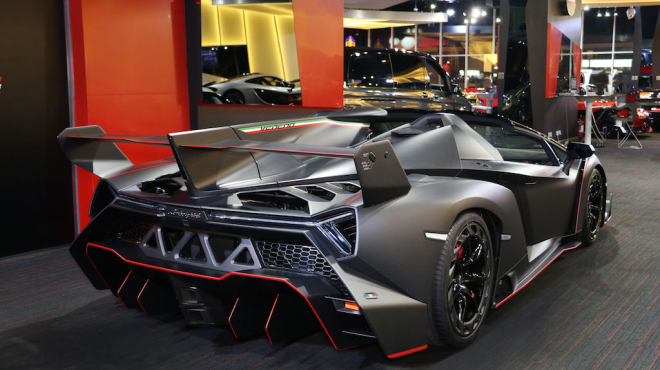 Vẻ đẹp hầm hố của Lamborghini Veneno Roadster nhìn từ đuôi xe