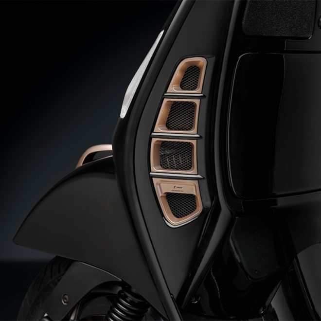 Ốp hai bên hộc chứa đồ trước của Vespa GTS 300 Ốp hai bên hộc chứa đồ trước của Vespa GTS 300