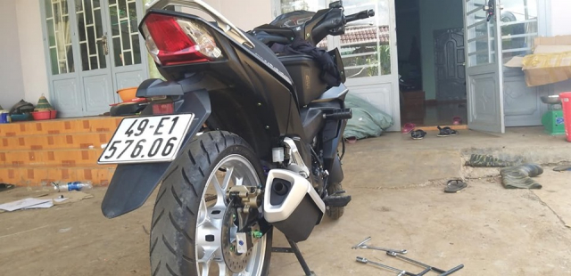 Chiếc xe Honda Winner phiên bản cũ được thay thế lon pô của Winner X Chiếc xe Honda Winner phiên bản cũ được thay thế lon pô của Winner X