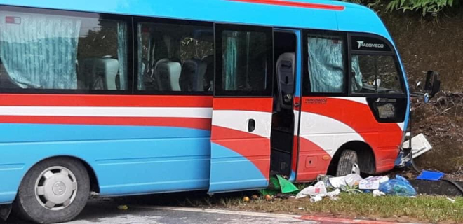 Chiếc ô tô khách 29 chỗ tại hiện trường vụ tai nạn