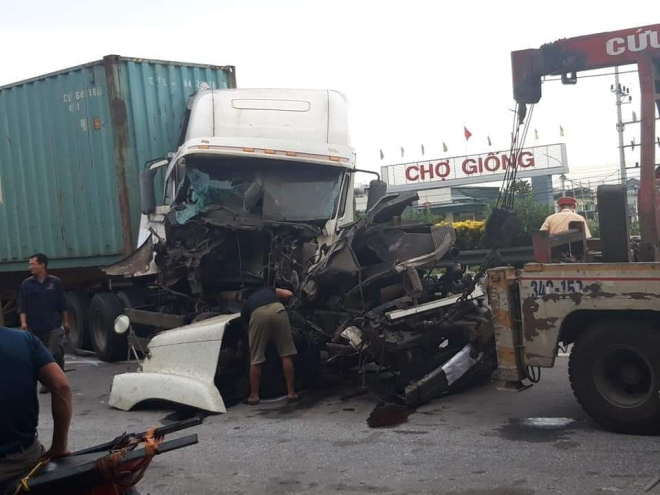 Chiếc xe container bị vỡ nát phần đầu sau cú va chạm