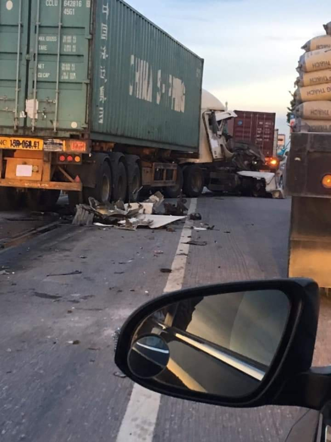 Hiện trường vụ tai nạn trên quốc lộ 5 vào sáng sớm nay