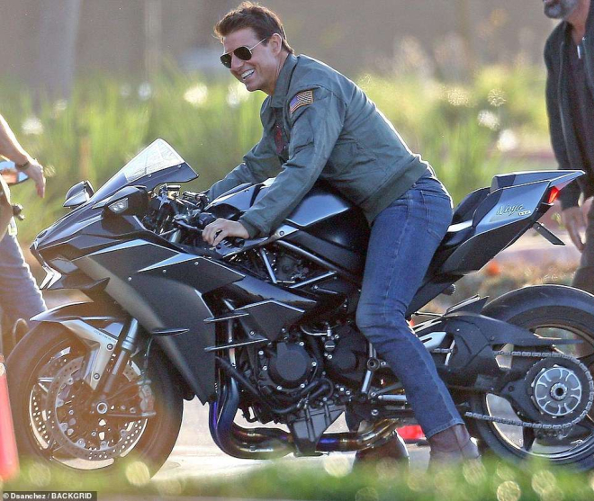 Tom Cruise cùng siêu mô tô Kawasaki Ninja H2 ở phim trường Top Gun 2 Tom Cruise cùng siêu mô tô Kawasaki Ninja H2 ở phim trường Top Gun 2