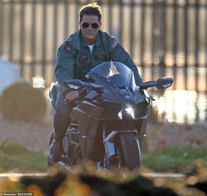 Là một người có đam mê với mô tô nên Tom Cruise điều khiển chiếc Kawasaki Ninja H2 rất tự tin Là một người có đam mê với mô tô nên Tom Cruise điều khiển chiếc Kawasaki Ninja H2 rất tự tin