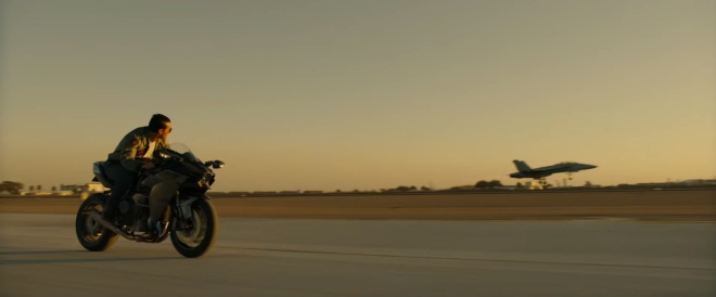 Tom Cruise cùng Kawasaki Ninja H2 trong Top Gun: Maverick Tom Cruise cùng Kawasaki Ninja H2 trong Top Gun: Maverick